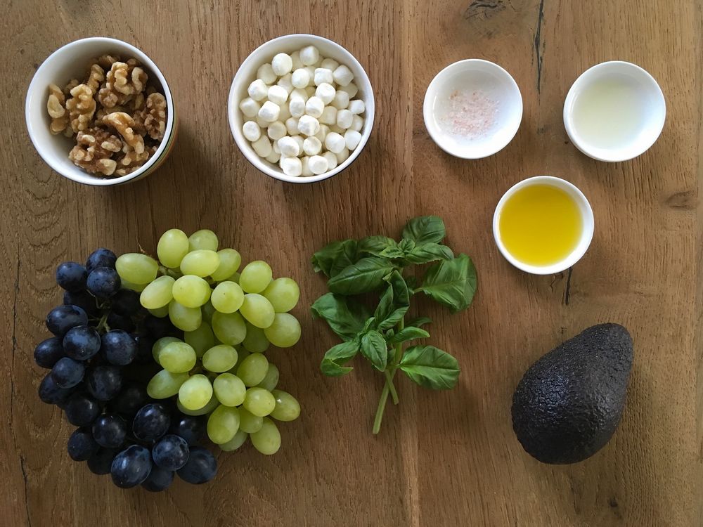 Ингредиенты для салата с виноградом, козьим сыром, грецкими орехами и базиликом | Cook With ❤